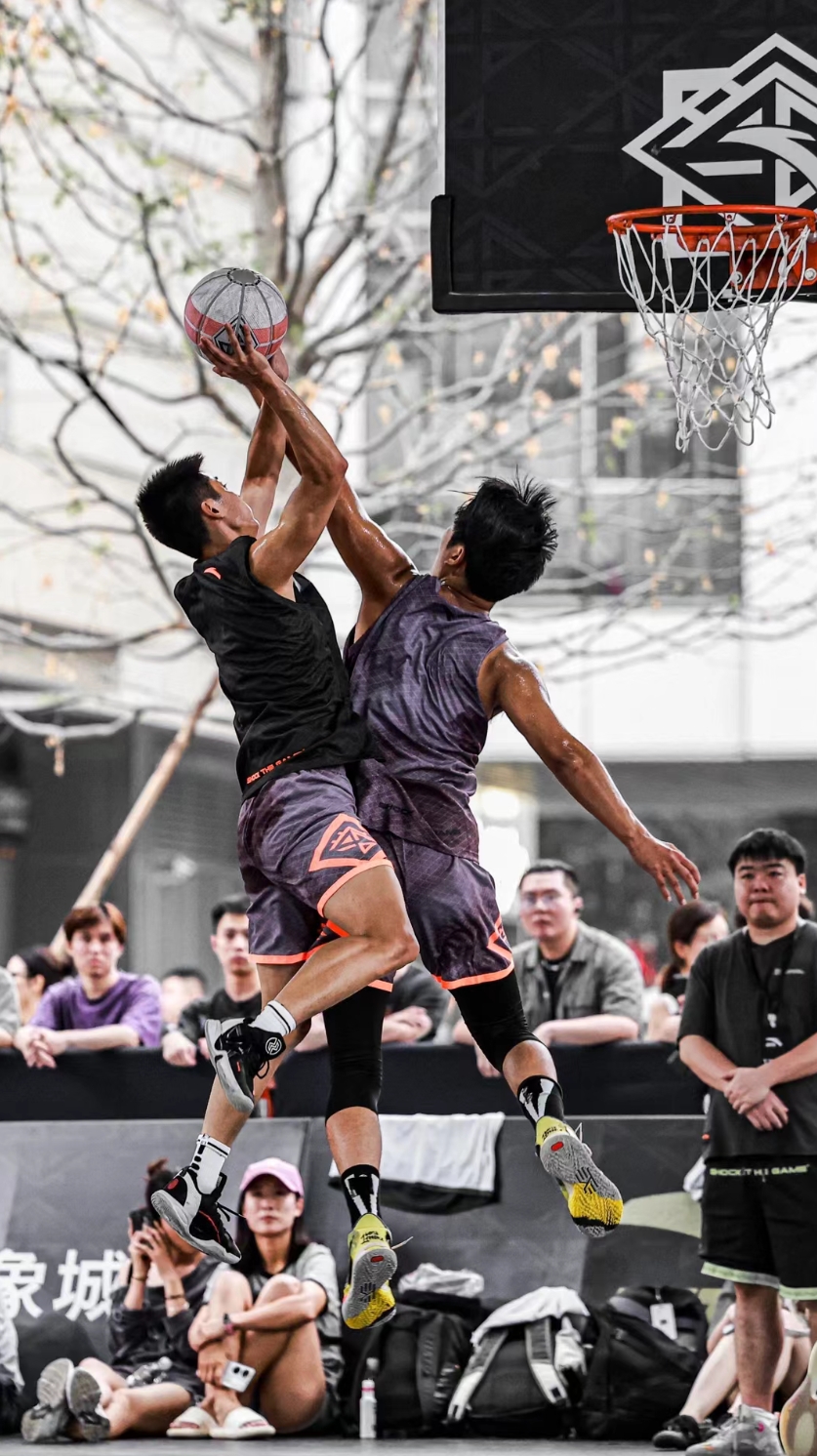 比赛打响,球员们的热血拼搏震撼全场观众 比赛打响,球员们的热血拼搏震撼全场观众