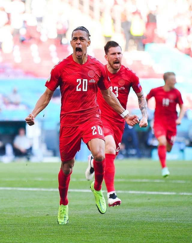 包含比利时乒乓球队轻取英国乒乓球队，奥恰洛夫制霸全场的词条